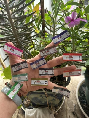 Etichette di flaconcini da 2 ml per diversi prodotti peptidici con stampa dorata rotonda